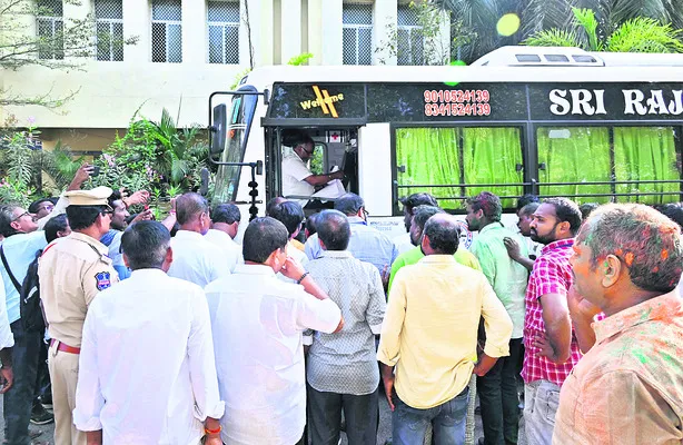 క్యాంపునకు తరలిన  కాంగ్రెస్‌ కౌన్సిలర్లు