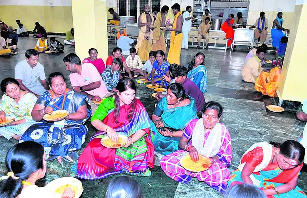 సాధారణ భక్తురాలుగా కలెక్టర్‌ 