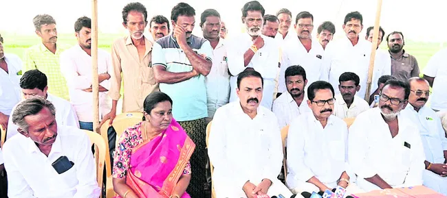 పంటలు ఎండుతున్నా పట్టని ప్రభుత్వం 