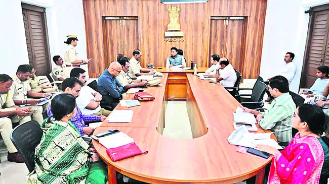 ఆదాయ లక్ష్యాలు సాధించాలి 