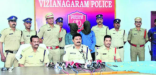 రెండు వారాల్లో చోరీ కేసు ఛేదించిన పోలీసులు