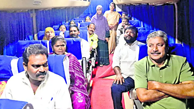 ● కౌన్సిలర్లను తరలించిన  కాంగ్రెస్‌ నేతలు ● ఎన్నిక రోజు