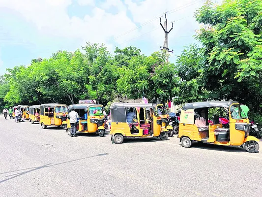 ఆటో.. జీవనం ఎటో..? 