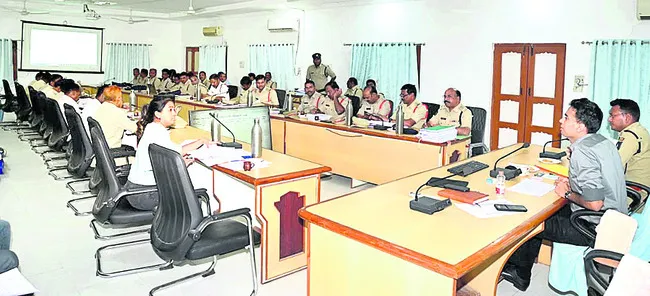 నిందితులు కోర్టుకు హాజరయ్యేలా పర్యవేక్షించాలి