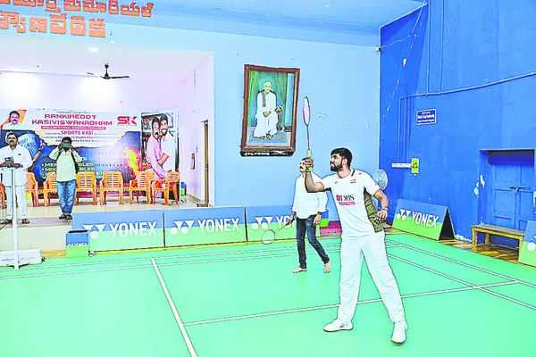 బ్మాడ్మింటన్‌ పోటీలు ప్రారంభం 
