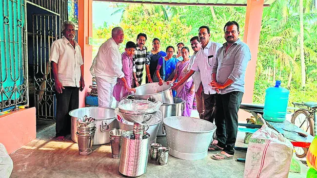 వంట సామగ్రి బహూకరణ 
