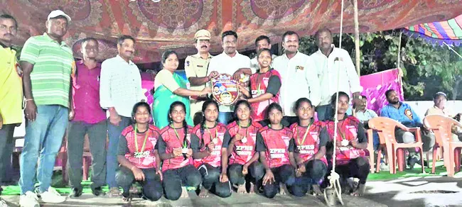 దాతల దయతో గట్టెక్కిన సీఎం కప్‌ పోటీలు! 