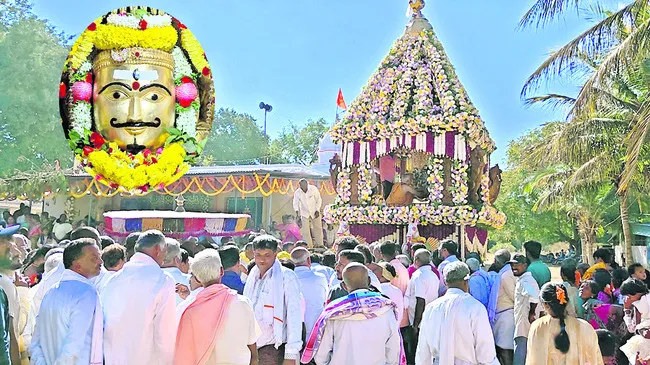 ఘనంగా విశ్వేశ్వరస్వామి రథోత్సవం 