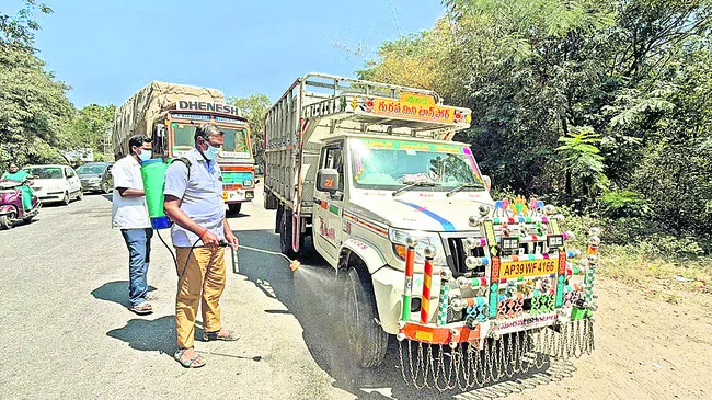 వాహనాలకు క్రిమిసంహారక మందుల పిచికారీ