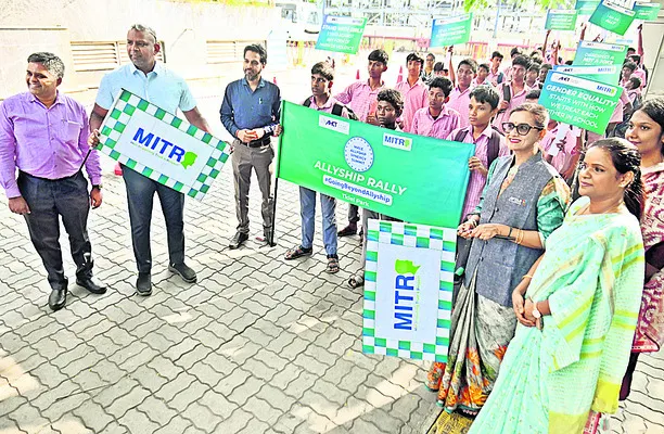 సమానత్వాన్ని చాటే రీతిలో ర్యాలీ 