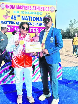 చోడవరం సబ్‌ రిజిస్ట్రార్‌కు పతకాల పంట 
