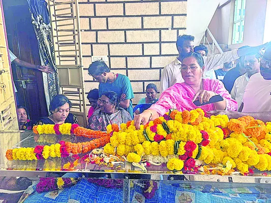 గుండెపోటుతో  సచివాలయ ఉద్యోగి మృతి 
