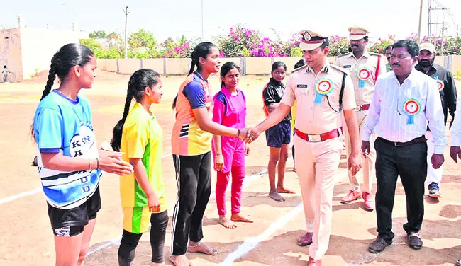 క్రీడాస్ఫూర్తితో ఉన్నత శిఖరాలకు.. 

