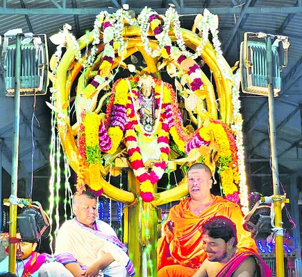 పొగడ వృక్ష వాహనంపై దర్శనమిచ్చిన మల్లేశ్వరుడు 