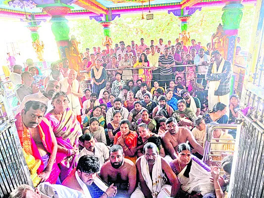 భక్తుల సందడి 