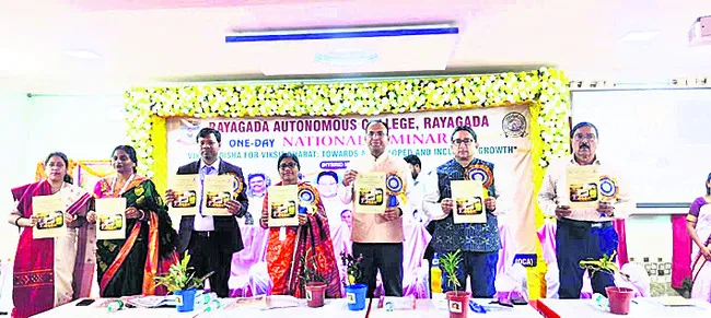 విద్యార్థులు దేశ పురోగతిలో భాగస్వాములు కావాలి