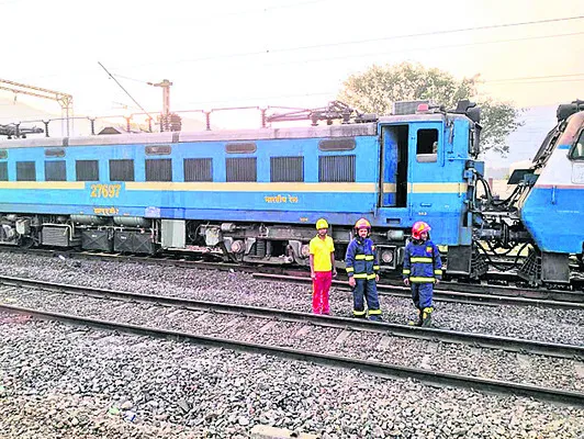 గూడ్స్‌ ఇంజిన్‌లో మంటలు