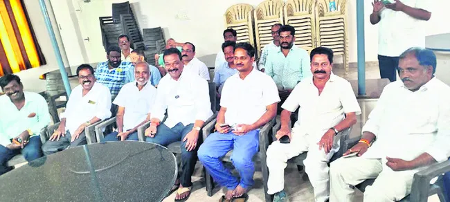 ఆక్వా రైతుల సమస్యలు పరిష్కరించాలి 