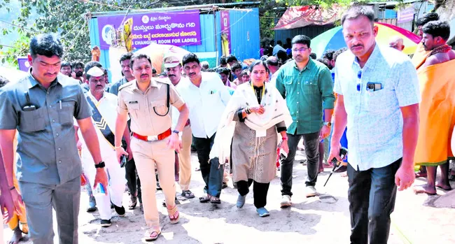 పాతాళగంగ వద్ద అప్రమత్తంగా ఉండాలి