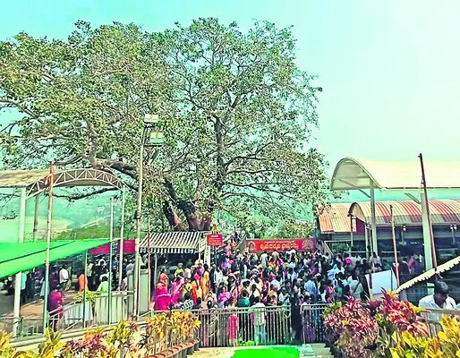 కిక్కిరిసిన రత్నగిరి 