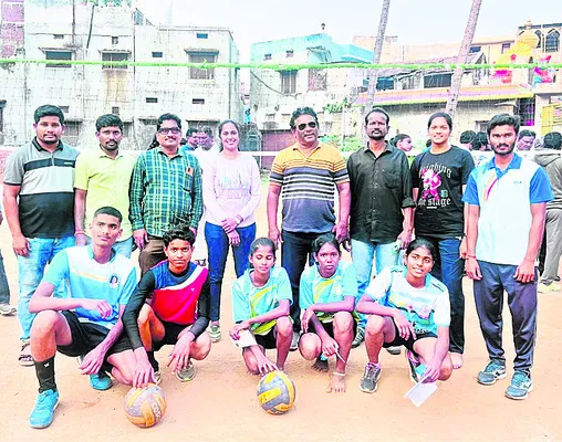 జాతీయ వాలీబాల్‌ పోటీలకు జిల్లా క్రీడాకారుల ఎంపిక