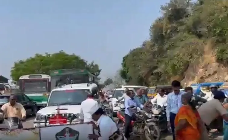 కోటప్పకొండ ఘాట్ రోడ్‌లో భారీగా ట్రాఫిక్ జామ్