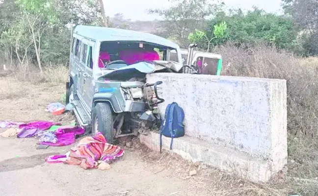 రోడ్డు ప్రమాదంలో ముగ్గురు దుర్మరణం 
