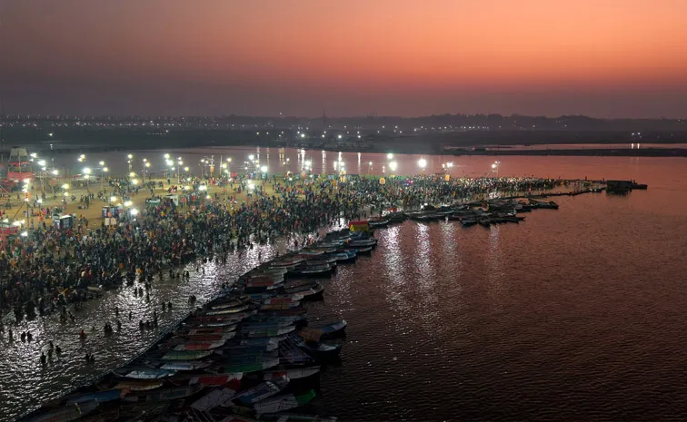 Prayagraj: పుణ్యస్నానాల్లో సరికొత్త రికార్డు.. క్యూలో లక్షలాదిగా..