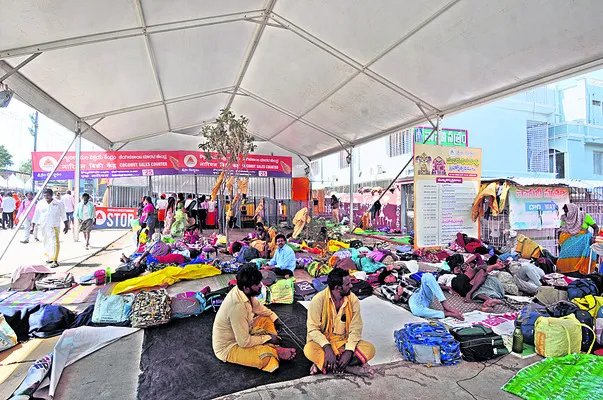 గదుల కొరత.. అరకొర సౌకర్యాలు