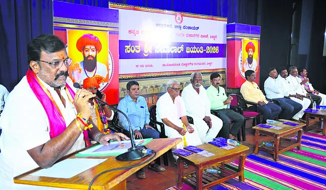 మహనీయుల బాటలో నడవాలి