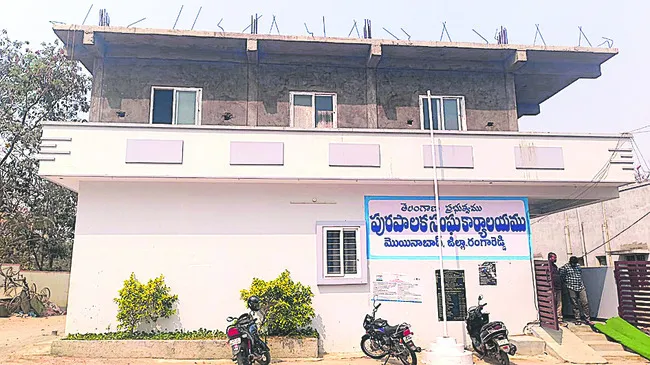 పీఠంపై‘చేయి’