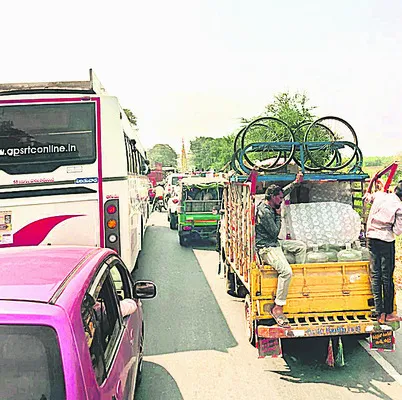 పెట్లూరు వారిపాలెంలో భారీగా ట్రాఫిక్‌ జామ్‌... 