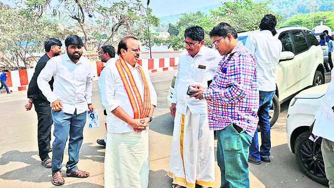 సింహగిరిపై మల్టీలెవల్‌ కారు పార్కింగ్‌కు స్థల పరిశీలన 