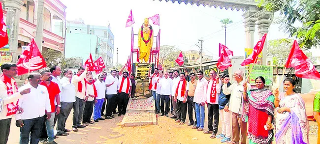 ధర్మభిక్షంను ఆదర్శంగా తీసుకోవాలి 