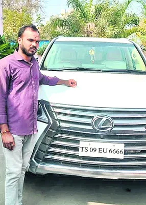 కాపుకాసి.. కర్రలతో దాడి చేసి