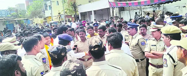 ఉద్రిక్తతకు దారితీసిన శివాజీ విగ్రహ ఏర్పాటు