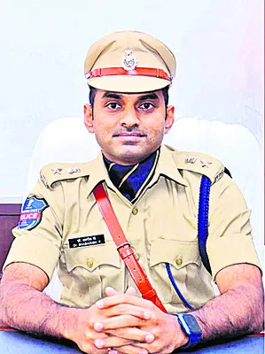 పోలీసు బందోబస్తు.. ట్రాఫిక్‌ ఆంక్షలు 