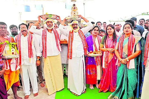 పట్టువస్త్రాలు సమర్పించిన మంత్రి గొట్టిపాటి... 