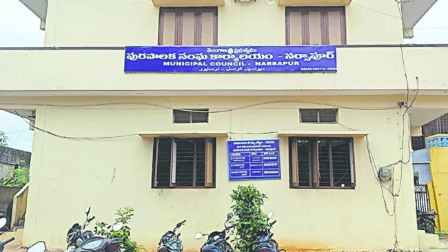 రేసులో ముగ్గురు.. మురిపెం ఎవరికో..!