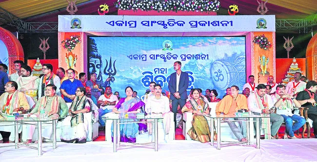 లింగరాజ్‌ ఆలయాన్ని సందర్శించిన గవర్నర్‌ దంపతులు 