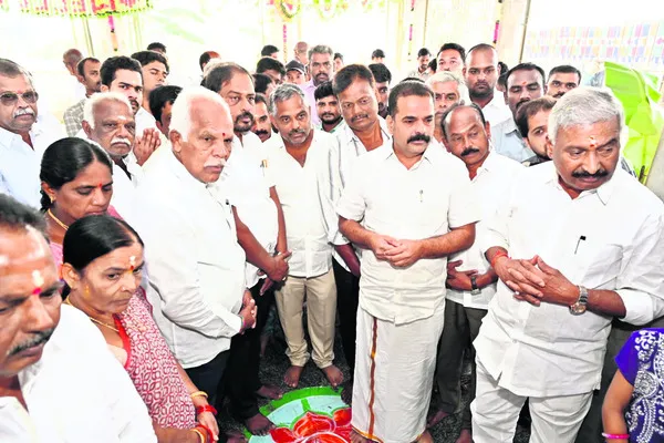 కాశీవిశ్వేశ్వరున్ని దర్శించుకున్న మాజీ మంత్రి పెద్దిరెడ