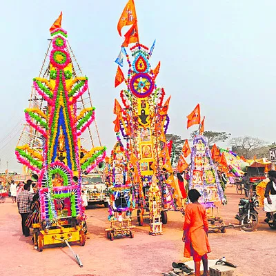 ఆకట్టుకున్న ప్రభలు 