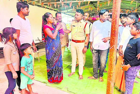 తప్పిపోయిన బాలిక..  తల్లికి అప్పగింత
