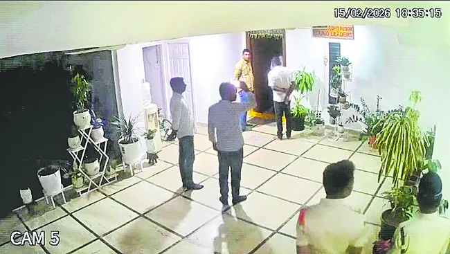 పైలెట్‌ అరెస్ట్‌ కోసం గాలింపు 