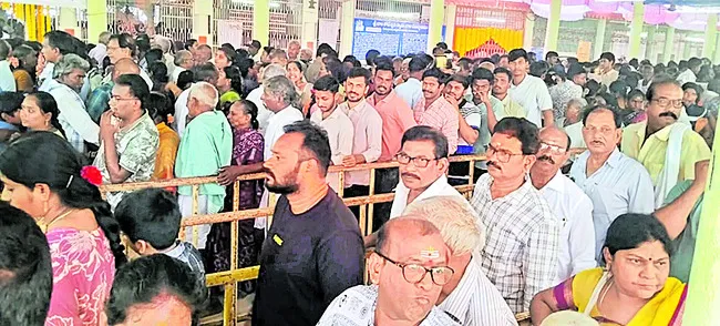 గోవాడకు పోటెత్తిన భక్తులు