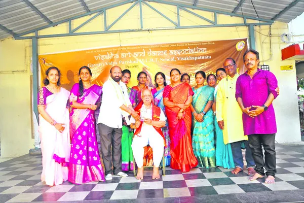 అలరించిన శివోహం నృత్య నీరాజనం 