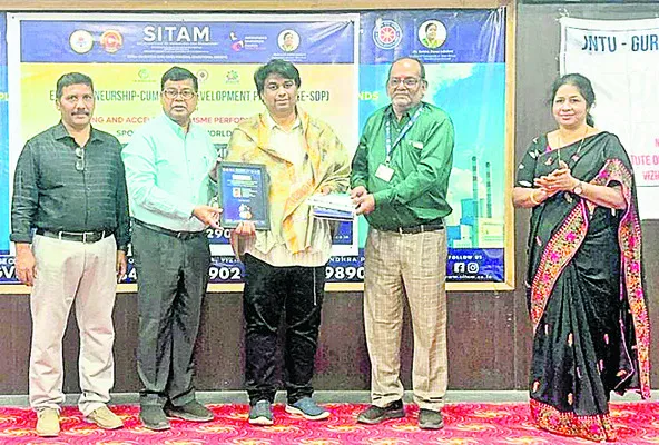 సీతంలో కొనసాగిన పారిశ్రామిక నైపుణ్యాభివృద్ధి శిక్షణ