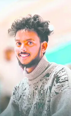 శ్రీశైలం వెళ్తూ  యువకుడు.. 
