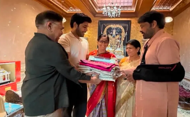 మెగాస్టార్ చేతికి పట్టీ.. అసలు విషయం ఇదే