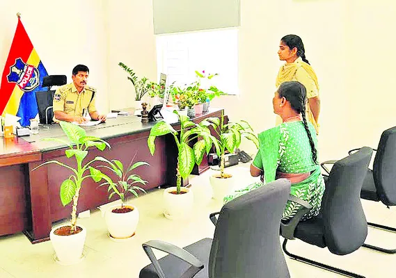 ఫిర్యాదులను సత్వరమే పరిష్కరించాలి